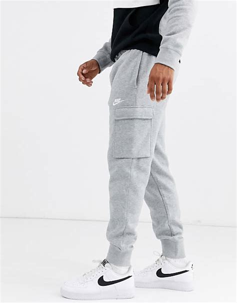 nike - club - cargo-joggingbroek met aansluitende boorden in grijs|Nike Club .